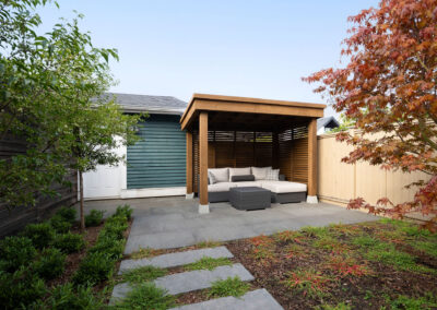 Small backyard design in Vancouver with outdoor seating area and lawn alternative