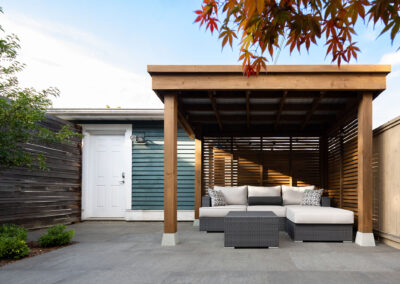 Modern backyard design in Vancouver with covered outdoor seating area